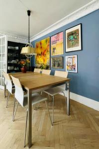 uma sala de jantar com uma mesa de madeira e cadeiras em ApartmentInCopenhagen Apartment 134 em Copenhague