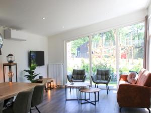 Μια τηλεόραση ή/και κέντρο ψυχαγωγίας στο Stylish Stay in Hoenderloo