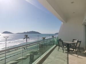 Gallery image of Hermoso y moderno departamento frente al malecón con preciosa vista al mar in Mazatlán