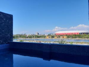 a pool of water with a view of a stadium at Hermoso y moderno departamento frente al malecón con preciosa vista al mar in Mazatlán