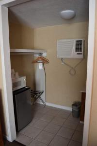 eine Küche mit einem Kühlschrank und eine Klimaanlage an der Wand in der Unterkunft Mountain Aire Inn Sevierville - Pigeon Forge in Sevierville