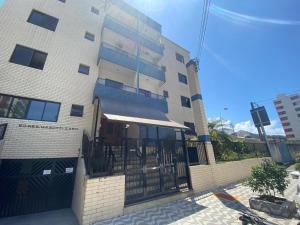 ein hohes Gebäude mit einem Tor davor in der Unterkunft O Canto do Forte - Praia Grande in Praia Grande