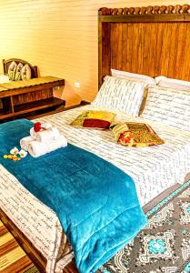 a bedroom with a large bed with a wooden headboard at Pousada Casa do Oscar in Governador Celso Ramos