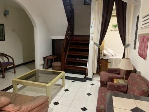 - un salon avec un canapé et une table dans l'établissement Nipah Bay Villa, à Île de Pangkor