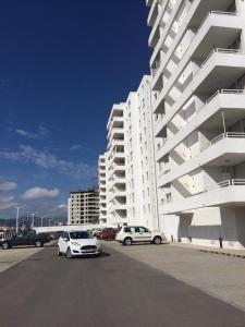 un estacionamiento con autos estacionados frente a un edificio en Condominio Terrazas del Sol, La Serena, en La Serena