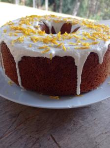 um bolo de chocolate com cobertura branca e granulado amarelo em Refúgio do Selado em Monte Verde