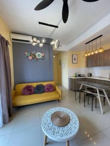 Posezení v ubytování OPAHOME@SWISS GARDEN RESIDENCE (POOL VIEW) 1 Bedroom Studio with WIFI + NETFLIX