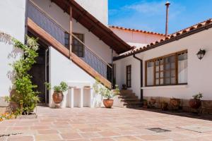 a courtyard of a house with potted plants at Wasi planta alta in Sucre