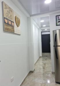 um corredor com um frigorífico e uma placa na parede em Apartamento Turistico Soul em La Loma