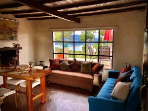 a living room with a couch and a table at Toscana in Guatavita