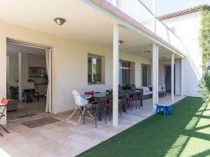 une terrasse avec une table et des chaises dans une maison dans l'établissement Enticing villa in Juan les Pins near the beach, à Juan-les-Pins