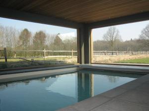 Bassein majutusasutuses Holiday Home near Bruges with Sauna või selle lähedal +32 fotot