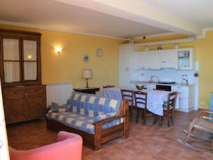 Il dispose d'une cuisine et d'un salon avec un canapé et une table. dans l'établissement Belvilla by OYO Monte, à Pievina