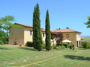 une grande maison avec deux arbres dans une cour dans l'établissement Belvilla by OYO Monte, à Pievina