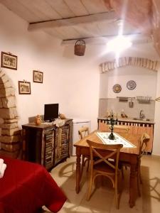 TV a/nebo společenská místnost v ubytování Trulli Resort Dimore Storiche