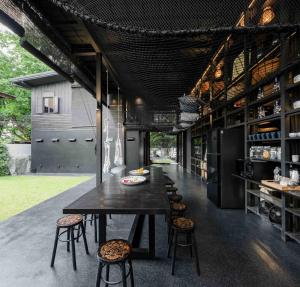 Kloem Hostel في بانكوك: مطبخ كبير مع طاولة وكراسي