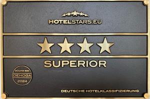 uma caixa com quatro estrelas com um hudel starseu em Hotel Stadt Freiburg em Friburgo em Brisgóvia