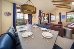 jadalnia ze stołem, talerzami i sztućcami w obiekcie Cozens Pointe B-301 condo w mieście Fraser