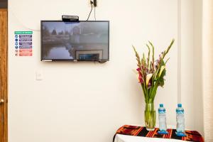 TV a/nebo společenská místnost v ubytování KASAS DEL INKA MACHUPICCHU