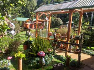 Garden sa labas ng Las Cataratas Lodge