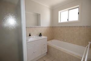 Bilik mandi di Wagga Apartments #8 +10 gambar