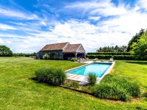 Poolen vid eller i närheten av Luxury holiday home with a pool and sauna