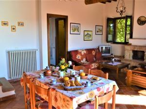 salon ze stołem i jedzeniem w obiekcie Holiday Apartment Close to Asciano w mieście Asciano
