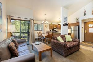 un salon avec un canapé et une table dans l'établissement 1196 Flying Dutchman condo, à Keystone