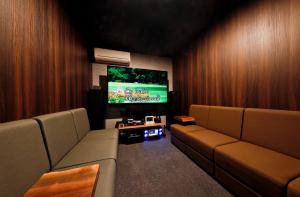 A television and/or entertainment centre at 炉之宿 淀川
