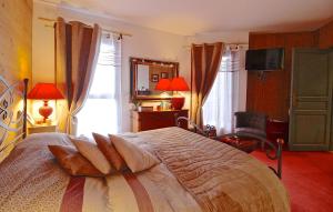 una camera da letto con un letto grande e una finestra di Odalys Chalet Mountain lodge a Les Deux Alpes Altre 11 foto