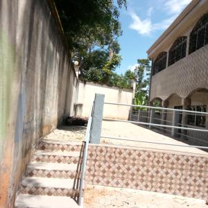 una rampa di scale che porta a un edificio di RESIDENCE DU PELERIN - Villa l'écrin de verdure à Bandjoun a Bandjoun