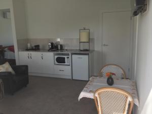 
a kitchen with a stove and a refrigerator at STUDIO ECHUNGA Adelaide Hills in Echunga

