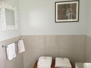 a bathroom with a sink and a mirror and towels at STUDIO ECHUNGA Adelaide Hills in Echunga