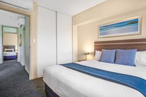 מיטה או מיטות בחדר ב-Hume Serviced Apartments