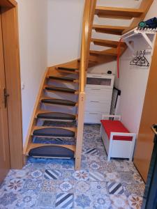 eine Treppe in einem Zimmer mit Fliesenboden in der Unterkunft Garten Eden in Lubmin