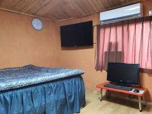 TV a/nebo společenská místnost v ubytování Hamdeok Saeya Saeya Entire House