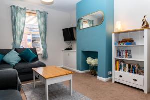 sala de estar con sofá y mesa en Cheltenham-2 Bed House-Sleep 6-Parking-Garden-Wifi en Cheltenham