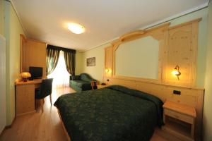 Un pat sau paturi într-o cameră la Hotel Canada