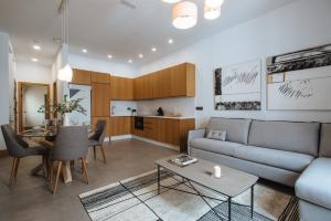 ein Wohnzimmer mit einem Sofa und einem Tisch in der Unterkunft Guadalupe 15 by Magno Apartments in Sevilla