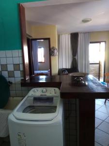 cocina con lavadora y encimera con espejo en Condomínio Euro, en Natal