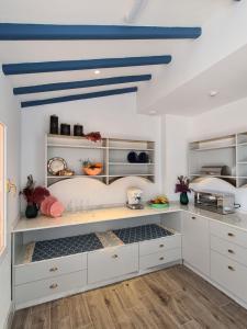 A kitchen or kitchenette at Hostal Hom Museo
