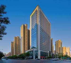 西安西安高新科技路智选假日酒店的城市中心的一座高楼