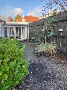 Charmerende byhus i Præstø centrum外面的花园