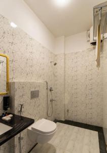y baño con aseo y lavamanos. en Dheergarh Palace, en Udaipur