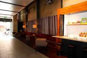 un bar en un restaurante con sillas y una barra en ibis budget Auckland Central en Auckland
