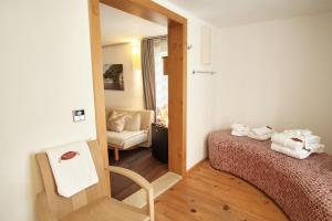 Habitación pequeña con cama y espejo. en Turmhotel zum Erasmus en Kelheim