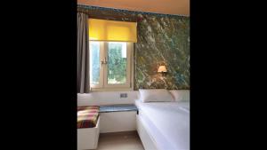 um quarto com uma cama e uma janela em Magnificent Views Suite em Hersonissos
