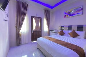 Postel nebo postele na pokoji v ubytování Homestay Banteng Adventure Dieng Mitra RedDoorz