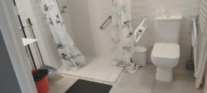 ein weißes Badezimmer mit Toilette und Dusche in der Unterkunft valencialoft in Valencia