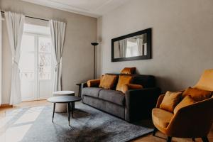 uma sala de estar com um sofá e uma mesa em Le Dimore di Piazza em Mondovì